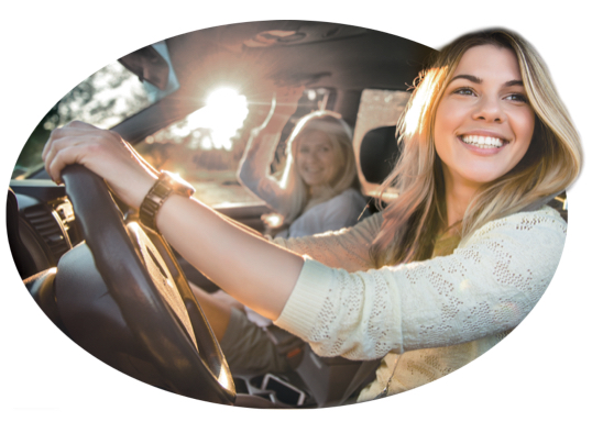 一个微笑的女人享受着她的安全驾驶折扣