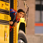 Niño mirando desde puerta de autobús escolar