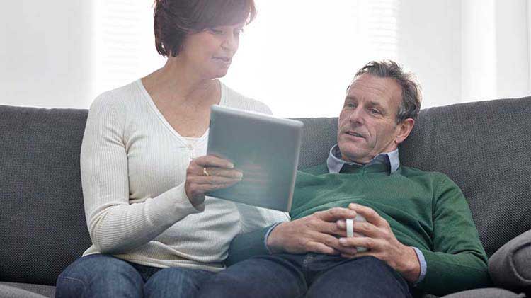 Una pareja mirando un portafolio de inversiones.