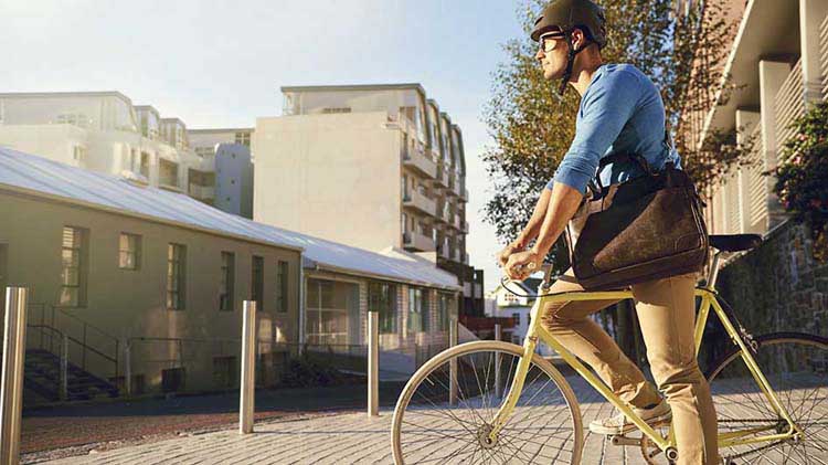 Un profesional joven va al trabajo en bicicleta
