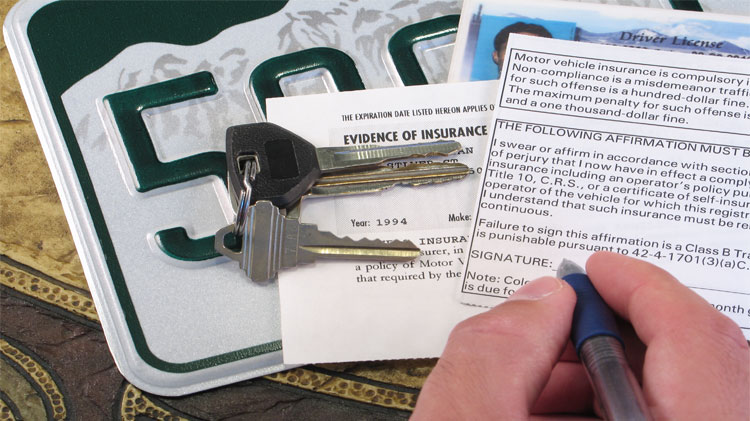 Placas y documentos para registrar un carro en el DMV