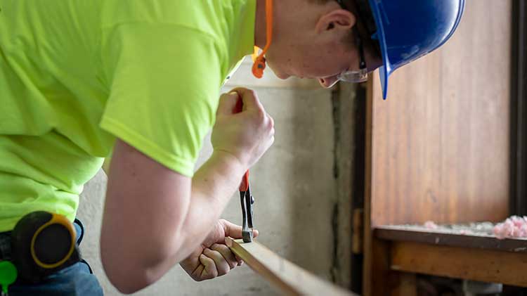 Renovaciones de la vivienda que puedes hacer tú mismo. Los pros y los contras de hacerlo tú mismo.