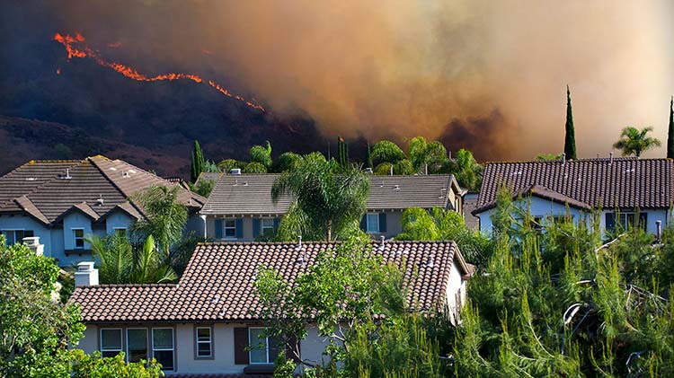 incendio forestal muy cerca a unas casas