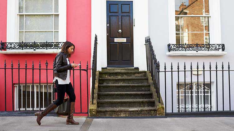 Una mujer usa una guía de alquiler para que le ayude a seleccionar su nuevo apartamento
